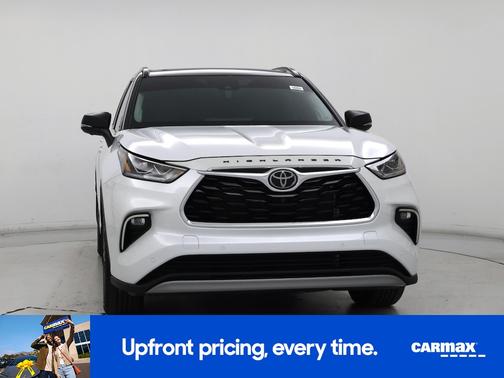 White 2023 Toyota Highlander Platinum