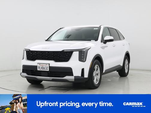 White 2024 Kia Sorento LX