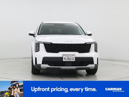 White 2024 Kia Sorento LX