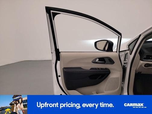 White 2023 Chrysler Pacifica Touring L