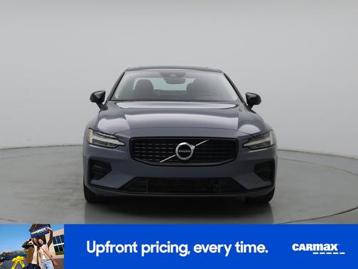 Gray 2022 Volvo S60 B5 Momentum