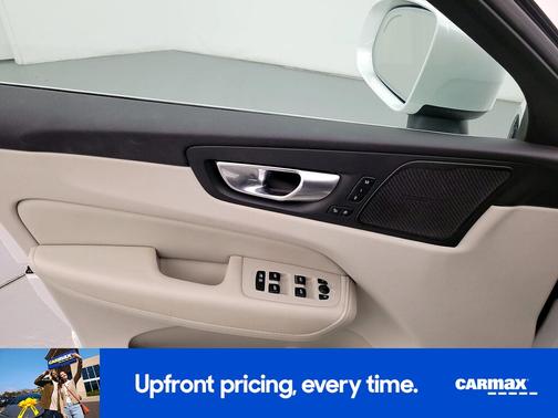White 2022 Volvo XC60 B5 Inscription