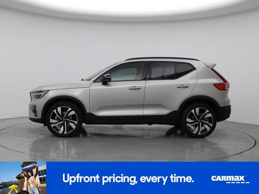 2023 Volvo XC40 B5 Ultimate Dark Theme