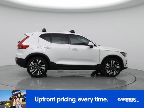 2024 Volvo XC40 B5 Ultimate Bright Theme