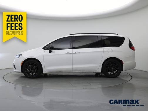 White 2025 Chrysler Pacifica Limited