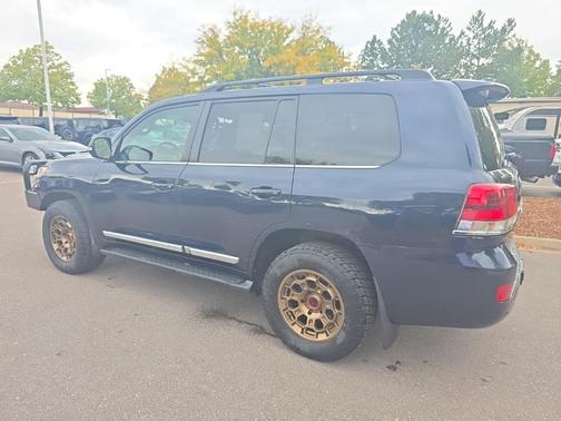 2016 Toyota Land Cruiser V8