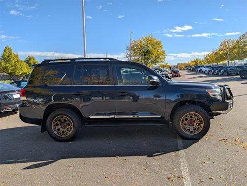 2016 Toyota Land Cruiser V8