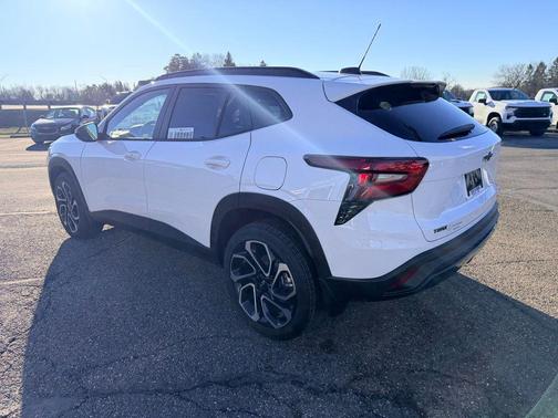 Summit White 2026 Chevrolet Trax FWD 2RS