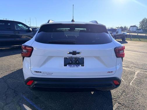 Summit White 2026 Chevrolet Trax FWD 2RS
