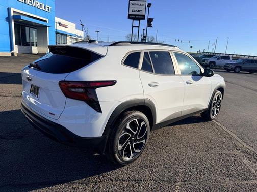 Summit White 2026 Chevrolet Trax FWD 2RS