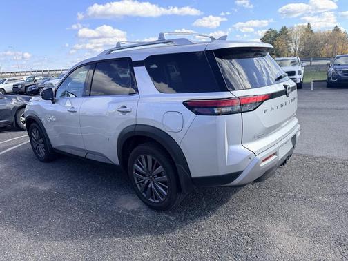 2025 Nissan Pathfinder SL 4WD
