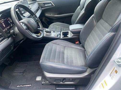 White Diamond 2024 Mitsubishi Outlander SE 4WD