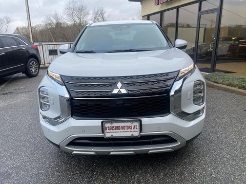 White Diamond 2024 Mitsubishi Outlander SE 4WD