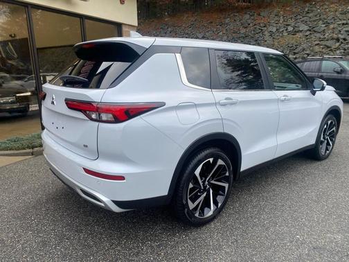 White Diamond 2024 Mitsubishi Outlander SE 4WD
