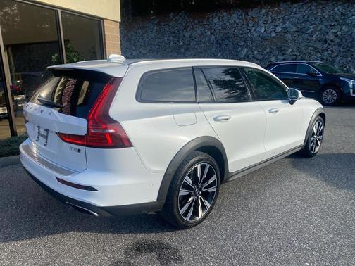 2022 Volvo V60 Cross Country T5
