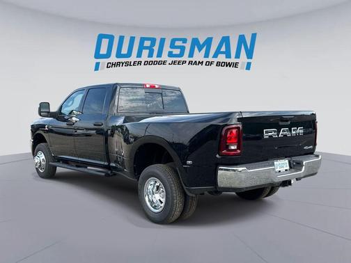 Diamond Black Crystal Pearlcoat 2026 RAM 3500 Tradesman Crew Cab 4x4 8' Box