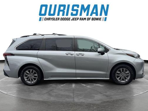 2021 Toyota Sienna XLE 8 Passenger