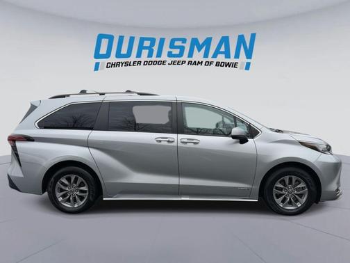 2021 Toyota Sienna XLE 8 Passenger