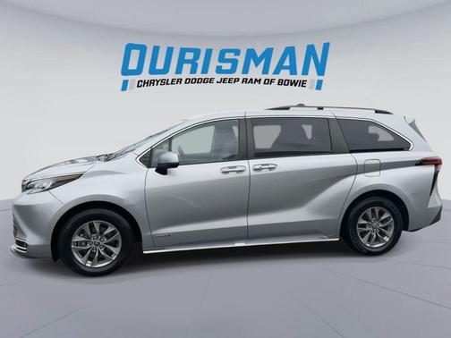 2021 Toyota Sienna XLE 8 Passenger