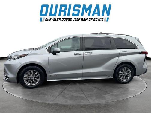 2021 Toyota Sienna XLE 8 Passenger