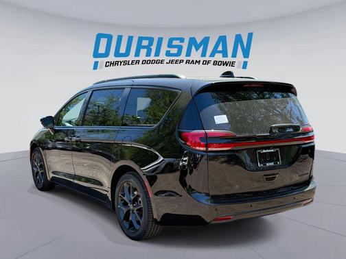 Diamond Black Crystal Pearlcoat 2026 Chrysler Pacifica Limited