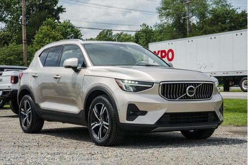 2023 Volvo XC40 B5 Plus Bright Theme