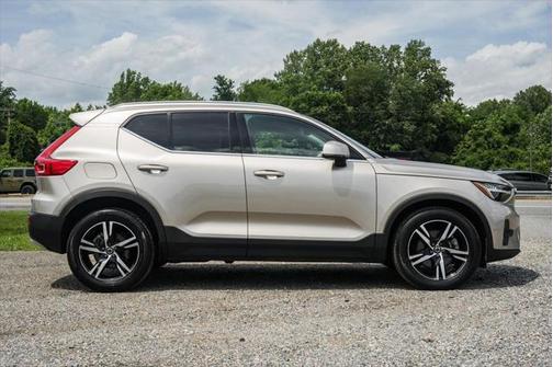 2023 Volvo XC40 B5 Plus Bright Theme