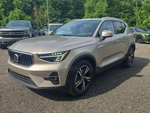 2023 Volvo XC40 B5 Plus Bright Theme
