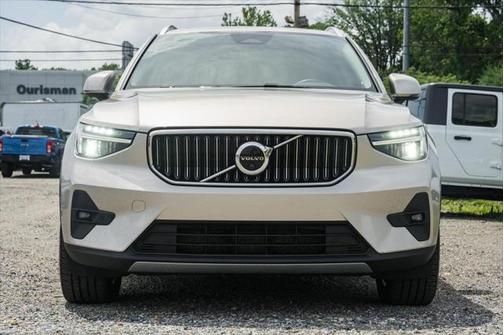 2023 Volvo XC40 B5 Plus Bright Theme
