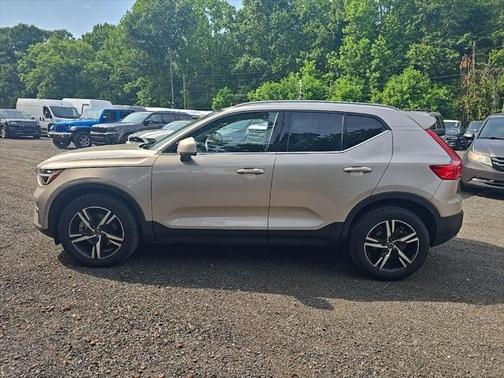 2023 Volvo XC40 B5 Plus Bright Theme