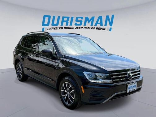 Deep Black Pearl 2019 Volkswagen Tiguan 2.0T SE 4MOTION
