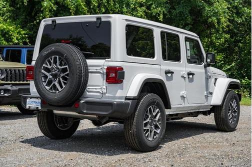 2025 Jeep Wrangler 4-Door Sahara 4x4