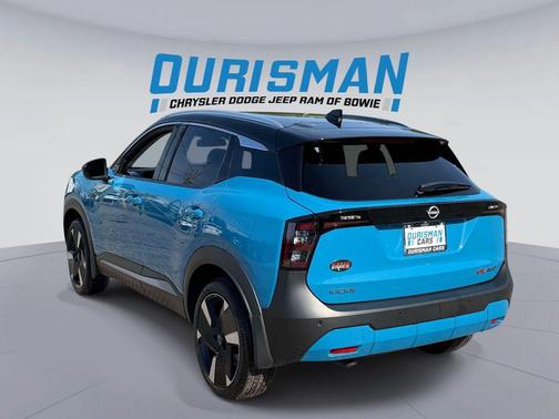 Arctic Ice Blue Metallic/Super Black 2025 Nissan Kicks SR