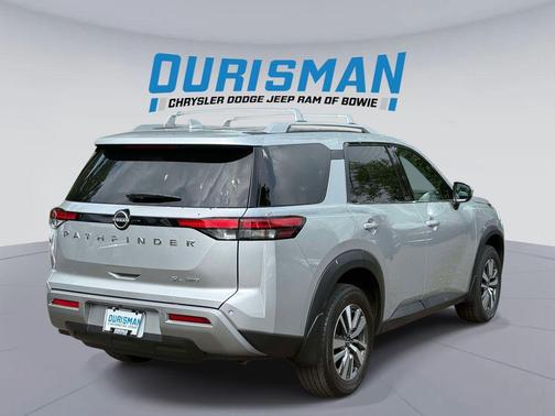 Brilliant Silver Metallic 2023 Nissan Pathfinder SL 4WD