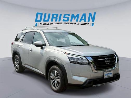 Brilliant Silver Metallic 2023 Nissan Pathfinder SL 4WD