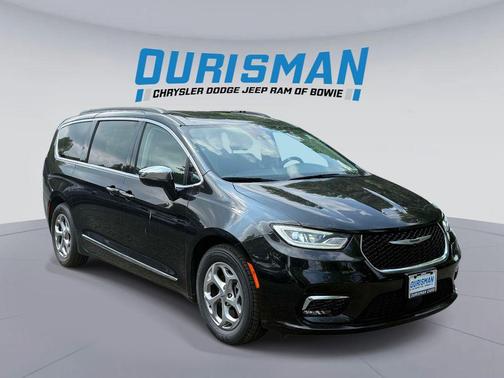 Brilliant Black Crystal Pearlcoat 2023 Chrysler Pacifica Limited