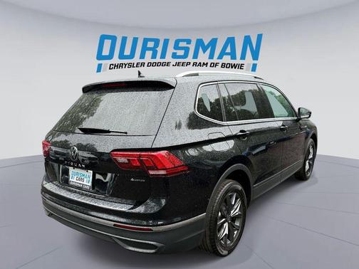 Deep Black Pearl 2022 Volkswagen Tiguan 2.0T SE 4MOTION