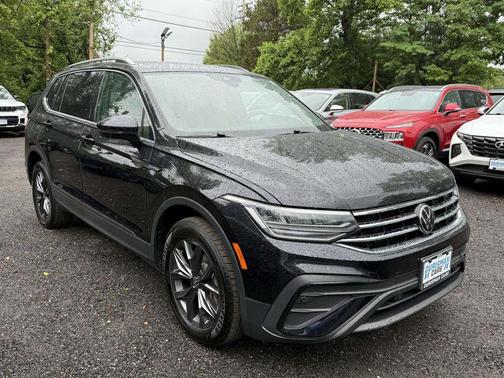 Deep Black Pearl 2022 Volkswagen Tiguan 2.0T SE 4MOTION