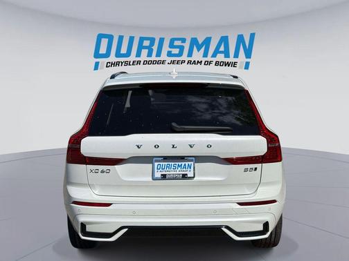 Crystal White Metallic 2024 Volvo XC60 B5 Plus Dark Theme