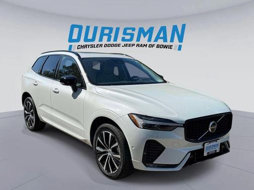 Crystal White Metallic 2024 Volvo XC60 B5 Plus Dark Theme