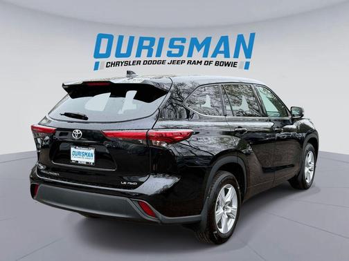 Midnight Black Metallic 2021 Toyota Highlander LE