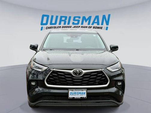 Midnight Black Metallic 2021 Toyota Highlander LE