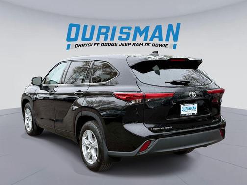 Midnight Black Metallic 2021 Toyota Highlander LE