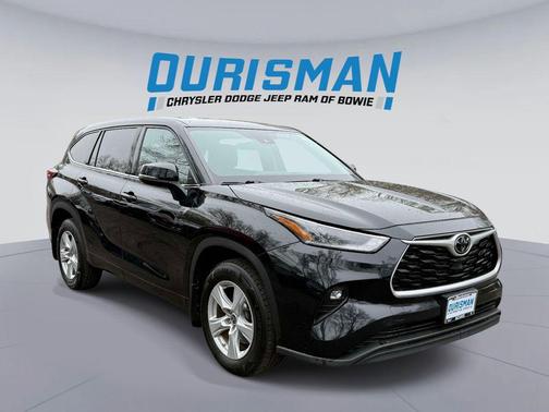 Midnight Black Metallic 2021 Toyota Highlander LE