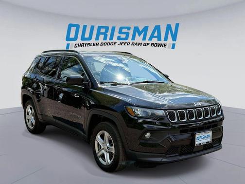 Diamond Black Crystal Pearlcoat 2023 Jeep Compass Latitude