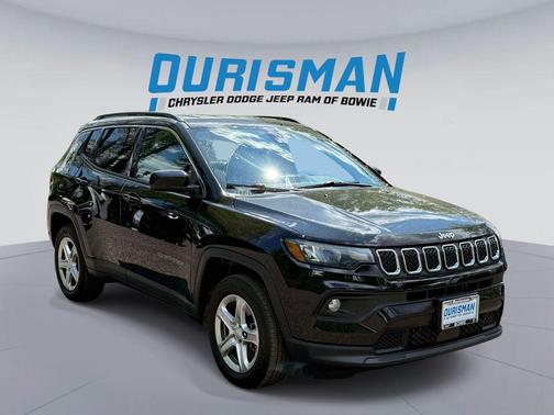 Diamond Black Crystal Pearlcoat 2023 Jeep Compass Latitude
