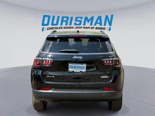 Diamond Black Crystal Pearlcoat 2023 Jeep Compass Latitude