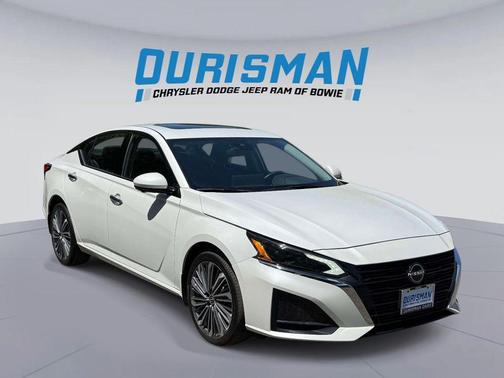 Pearl White 2023 Nissan Altima 2.5 SL