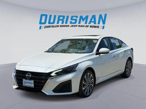 Pearl White 2023 Nissan Altima 2.5 SL