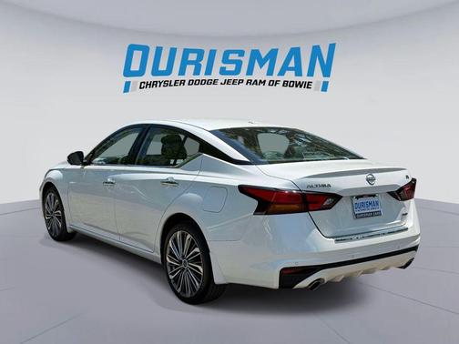 Pearl White 2023 Nissan Altima 2.5 SL